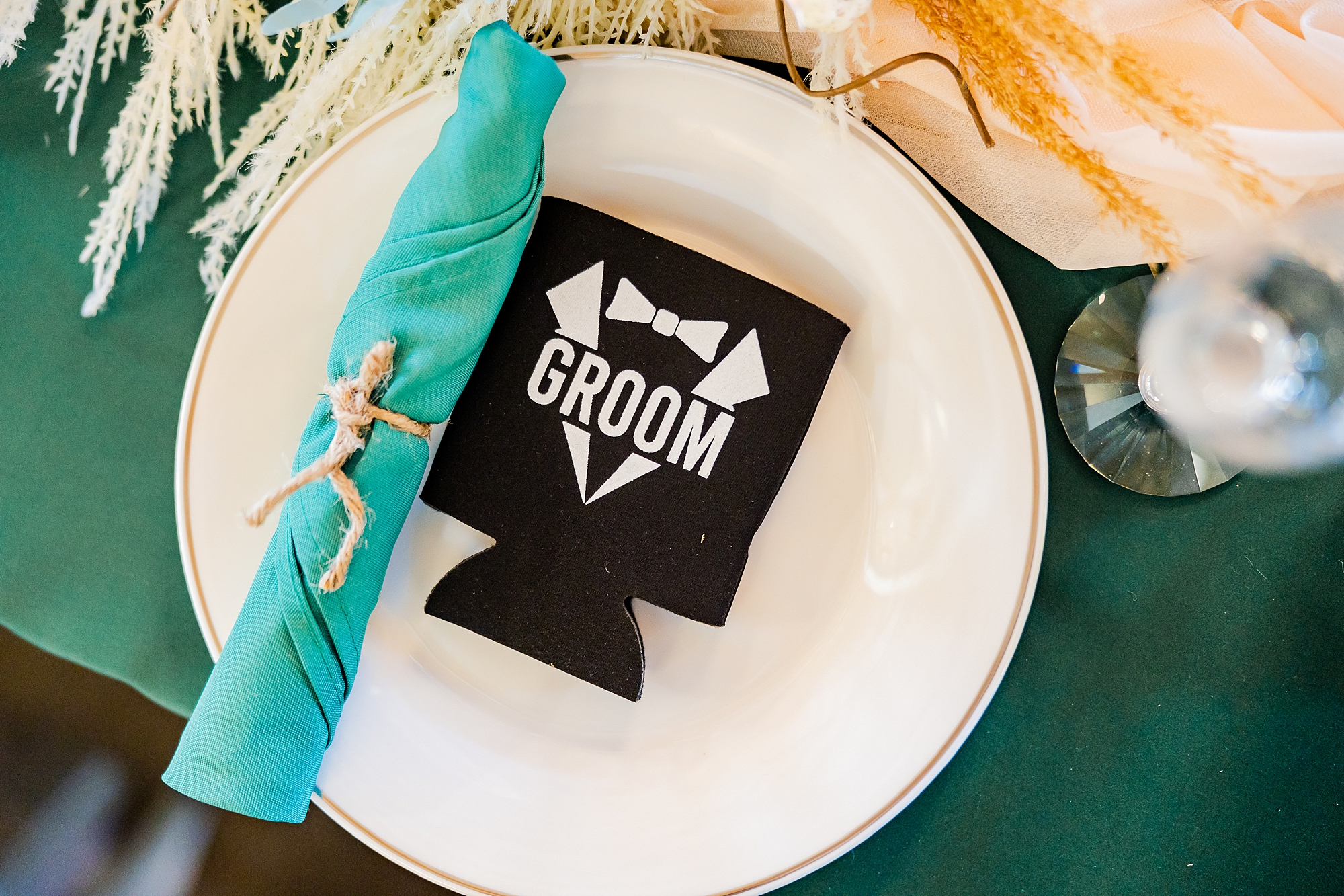 groom lace setting with teal napkin and groom koozie