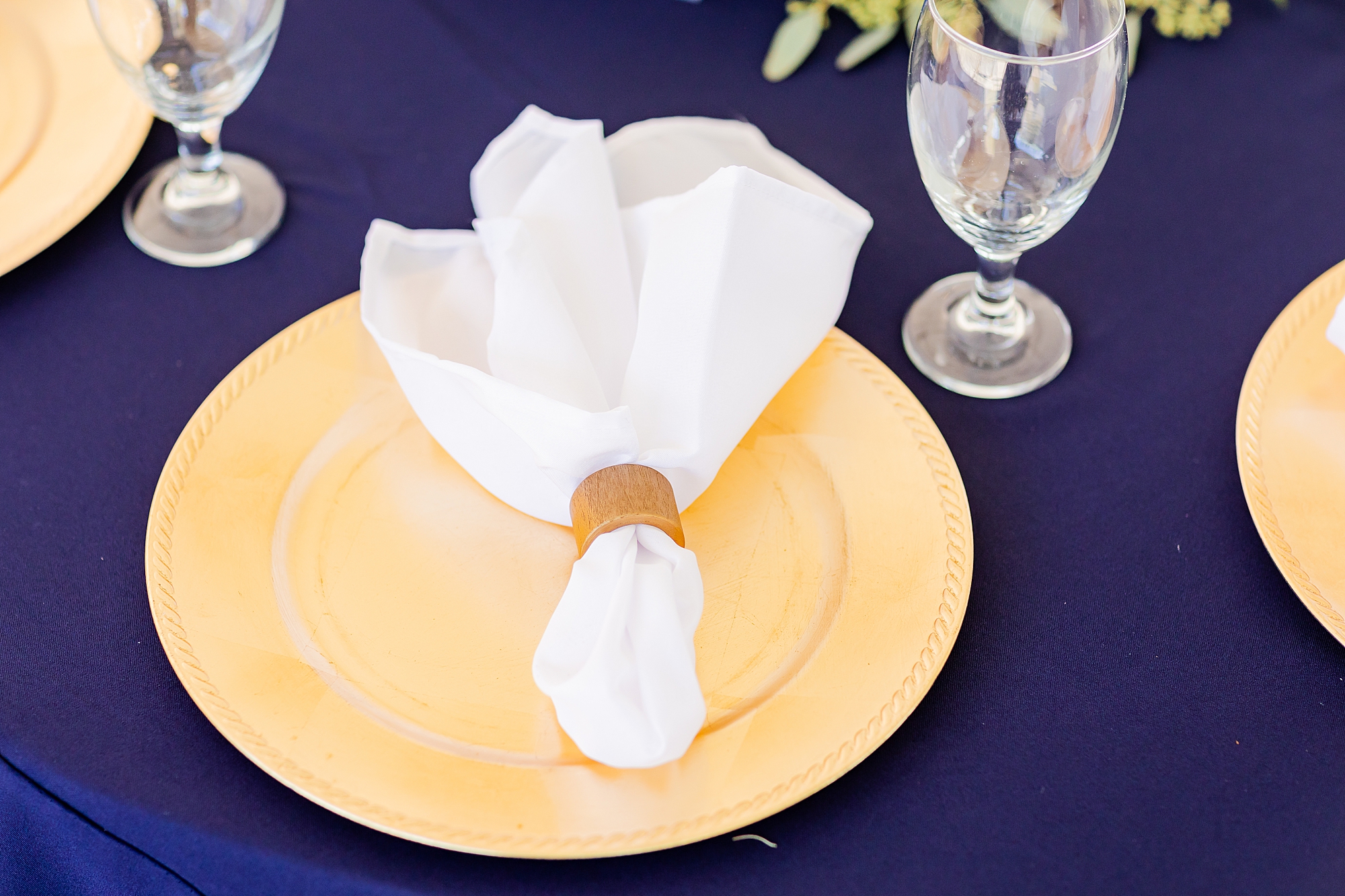 gold chargers and napkins with gold ring